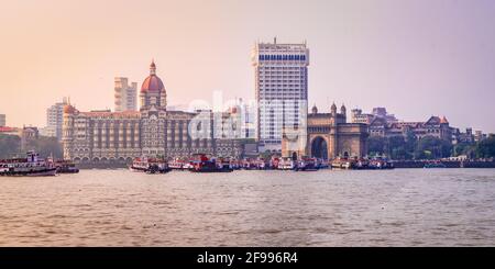 Vue panoramique sur le paysage urbain de Mumbai et la porte d'entrée de l'Inde depuis le port de Maharashtra, en Inde. Banque D'Images