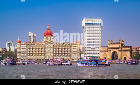 Vue panoramique sur le paysage urbain de Mumbai et la porte d'entrée de l'Inde depuis le port de Maharashtra, en Inde. Banque D'Images