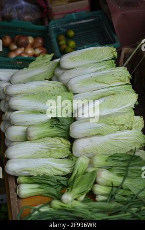 Tas de chou chinois sur le marché. Banque D'Images