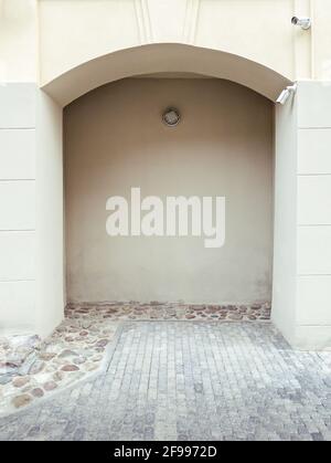 vide de place voûtée dans le mur de la vieille maison avec lanterne et caméra de sécurité. fond urbain. Banque D'Images