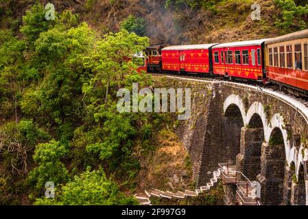 Vue du train en mouvement sur le pont d'arche sur les pistes de montagne, belle vue, un côté montagne, un côté vallée. Train à jouets de Shimla à Kalka à Hima Banque D'Images