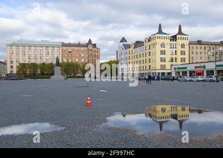 VYBORG, RUSSIE - 04 OCTOBRE 2018 : journée d'octobre nuageux sur la place Rouge Banque D'Images