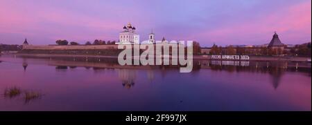 PSKOV, Russie - le 13 octobre 2018 : Panorama du Kremlin de Pskov en octobre soir Banque D'Images