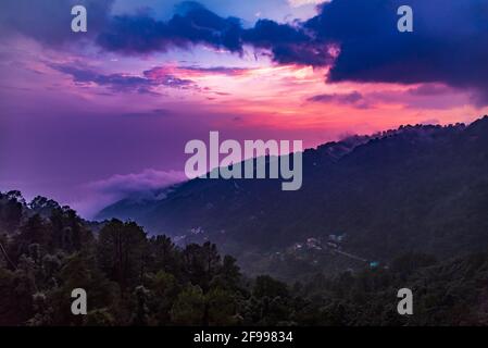 Vue au coucher du soleil depuis Temple Road de Mcleodganj, Himachal Pradesh, Inde. Banque D'Images