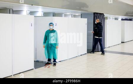 Essen, Rhénanie-du-Nord-Westphalie, Allemagne - Corona centre de test Grugahalle ouvert pour le test citoyen gratuit, Covid rapide test, un pharmacien qui effectue le test rapide attend devant sa cabine pour la prochaine personne de test, à partir du 8 mars, Les citoyens allemands peuvent tester Corona une fois par semaine gratuitement faire tester le centre de test rapide. Banque D'Images