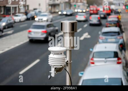 Oberhausen, Rhénanie-du-Nord-Westphalie, Allemagne - Station de mesure de la qualité de l'air sur l'autoroute fédérale B 223 dans le centre-ville d'Oberhausen, en NRW la qualité de l'air est systématiquement surveillée 24 heures sur 24 à plus de 70 stations du système de surveillance de la qualité de l'air LUQS, l'exploitant du réseau de surveillance est l'Office d'État pour la nature, Environnement et protection des consommateurs LANUV, il existe aussi un collecteur passif pour déterminer les valeurs de dioxyde d'azote ici sur Mülheimer Straße. Banque D'Images