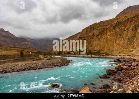 Vue sur la route de Kaza à travers le désert aride et froid paysage de Vallée de montagne de la rivière Spiti située en hauteur dans la région ombragée par la pluie De l'Himalaya dans Himachal Banque D'Images