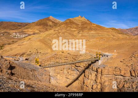 Le pont de Chicham est un pont de treillis d'acier renforcé à la suspension à l'altitude de 4145m plus de 1000 pieds gorge de 'samba lamba' rivulet Connexion Chicham & kibb Banque D'Images