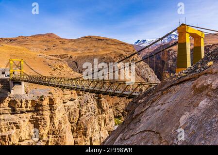 Le pont de Chicham est un pont de treillis d'acier renforcé à la suspension à l'altitude de 4145m plus de 1000 pieds gorge de 'samba lamba' rivulet Connexion Chicham & kibb Banque D'Images