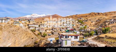 Village de Kibber, célèbre pour le léopard des neiges du sanctuaire de la vie sauvage de Kibber situé dans la vallée du désert froid de Spiti à une altitude de 4270m dans l'Himalaya Banque D'Images