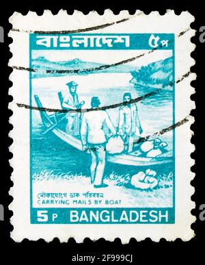 MOSCOU, RUSSIE - 4 NOVEMBRE 2019 : timbre-poste imprimé au Bangladesh montre le transport de courrier par bateau, série de services postaux, vers 1983 Banque D'Images