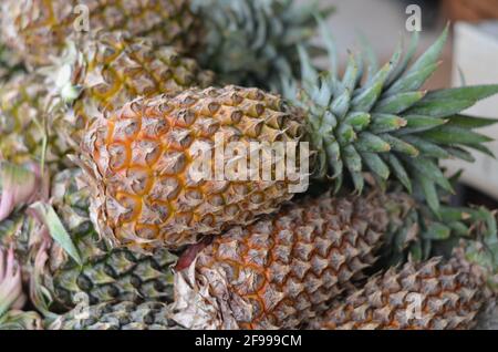 Ananas mûr mis en vente. Banque D'Images