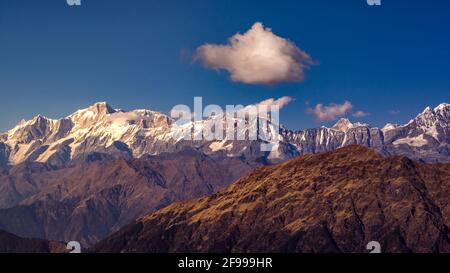 Vue panoramique montagnes de l'Himalaya vue depuis le sommet de Chandrashila, Chopta. Chandrashila est un pic dans les chaînes de l'Himalaya dans l'État d'Uttarakhand en Inde Banque D'Images