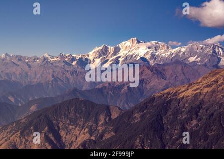 Vue panoramique montagnes de l'Himalaya vue depuis le sommet de Chandrashila, Chopta. Chandrashila est un pic dans les chaînes de l'Himalaya dans l'État d'Uttarakhand en Inde Banque D'Images