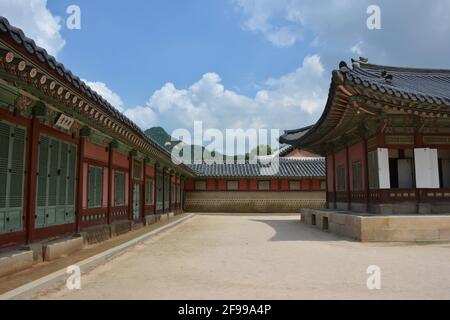 Le palais Gyeongobokung de la dynastie royale Joseon date de 1395, mais la plupart de ses bâtiments d'origine ont été détruits et reconstruits au fil du temps. Banque D'Images