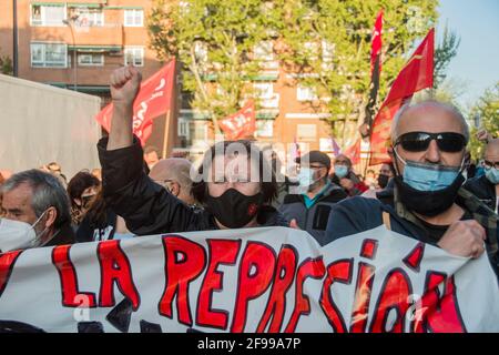 Madrid, Espagne. 16 avril 2021. Environ 2,000 personnes ont manifesté vendredi après-midi à Vallecas contre le fascisme après les émeutes vécues lors d'un rallye Vox. Après une bannière qui a lu « contre le fascisme et la répression, ils ne vont pas passer. (Photo par Alberto Sibaja/Pacific Press) crédit: Pacific Press Media production Corp./Alay Live News Banque D'Images