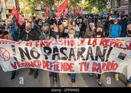 Madrid, Espagne. 16 avril 2021. Environ 2,000 personnes ont manifesté vendredi après-midi à Vallecas contre le fascisme après les émeutes vécues lors d'un rallye Vox. Après une bannière qui a lu « contre le fascisme et la répression, ils ne vont pas passer. (Photo par Alberto Sibaja/Pacific Press) crédit: Pacific Press Media production Corp./Alay Live News Banque D'Images