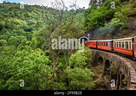 Vue du train en mouvement sur le pont d'arche sur les pistes de montagne, belle vue, un côté montagne, un côté vallée. Train à jouets de Shimla à Kalka à Hima Banque D'Images