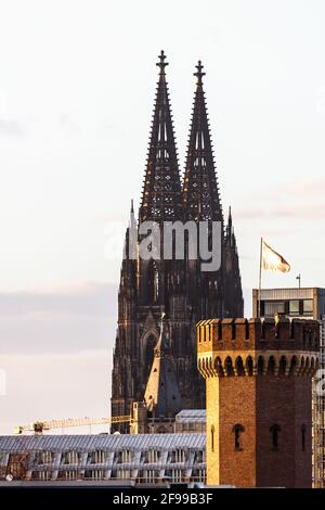 Cathédrale de Cologne et Malakoffturm avec drapeau, gros plan au coucher du soleil, Cologne, Allemagne, Europe Banque D'Images