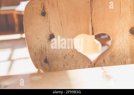 Rustique coziness, chaises en bois - bavarois, en gros plan, assis avec un coeur Banque D'Images