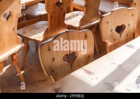 Rustique coziness, chaises en bois - bavarois, en gros plan, assis avec un coeur Banque D'Images