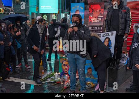 NEW YORK, NY – 16 AVRIL : un activiste parle lors d'un rassemblement et d'une veillée en l'honneur de Daunte Wright aux marches rouges de Times Square le 16 avril 2021 à New York. Banque D'Images