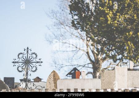 Une croix de métal en fer forgé dans un cimetière dans les montagnes bavaroises. Banque D'Images