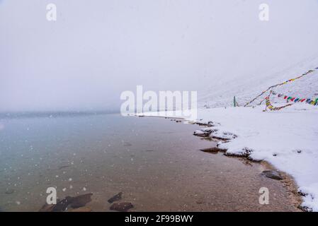 Snowy Chandratal ou lac de la lune est un lac de haute altitude situé à 4300m dans l'Himalaya de la vallée de Spiti, Himachal Pradesh, Inde. Le nom du lac Banque D'Images