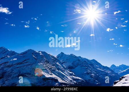 Vue fascinante en route vers le col couvert de neige de Rohtang sur l'autoroute leh Manali, Himachal Pradesh, Inde. Banque D'Images