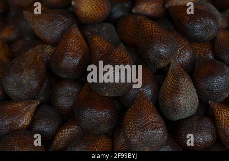 Une collection de fruits mûrs zalacca qui sont exposés sur le marché. Banque D'Images