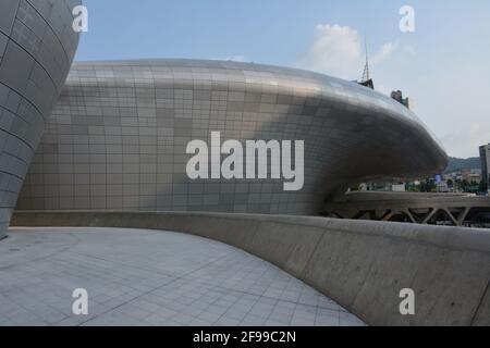 Le Dongdaemun Design Plaza & Park, un complexe culturel néofruttique conçu par Zaha Hadid, a été construit en béton et en aluminium et a ouvert ses portes en 2011. Banque D'Images