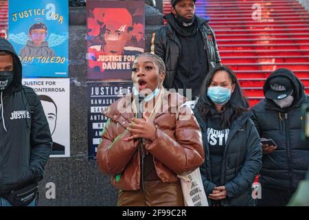 NEW YORK, NY – 16 AVRIL : un activiste parle lors d'un rassemblement et d'une veillée en l'honneur de Daunte Wright aux marches rouges de Times Square le 16 avril 2021 à New York. Banque D'Images