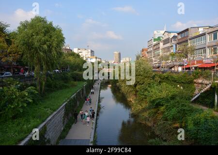 Un canal, qui fait partie de Cheonggyecheon, un projet de rénovation urbaine lancé en 2005, près du marché de Gwangjang à Jongno-gu, Séoul, Corée du Sud. Banque D'Images