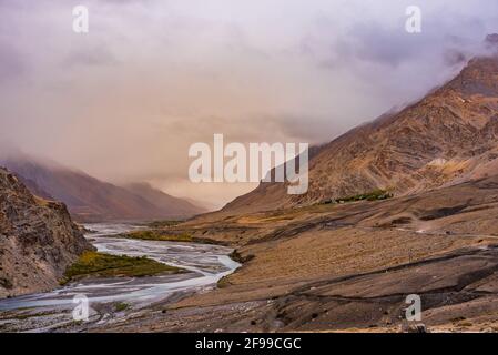 Magnifique paysage de la vallée de la rivière Spiti dans la région de Lahaul et Spiti dans l'Himalaya dans l'Himachal Pradesh, Inde. Banque D'Images