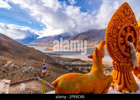 Paysage de vallée de la rivière Spiti tressée et de montagnes enneigées Au lever du soleil depuis le monastère de Key ou Kee près de la ville de Kaza Dans le quartier de Lahaul et Spiti Banque D'Images