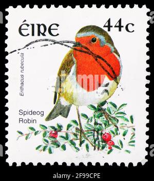 MOSCOU, RUSSIE - 4 NOVEMBRE 2019: Timbre-poste imprimé en Irlande montre le Robin européen (erithacus rubecula), série de définitions d'oiseaux 2002-2004, vers Banque D'Images