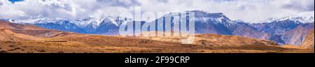 Paysage panoramique de la vallée de Spiti avec des montagnes enneigées Arrière-plan près des champs d'agriculture de Hikkim et Komic village de Ville de Kaza à Lahau Banque D'Images