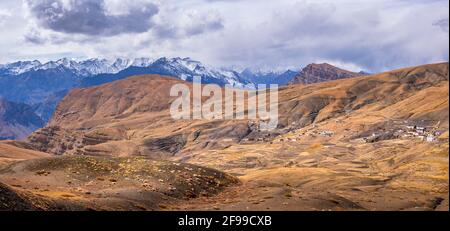 Vue aérienne du village de Hikkkim, célèbre pour le plus haut bureau de poste du monde situé dans la vallée froide du désert de Spiti à une altitude de 4400m i Banque D'Images