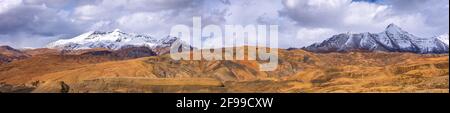 Paysage panoramique de la vallée de Spiti avec des montagnes enneigées Arrière-plan près de Hikkim et Langza village de Kaza ville dans Quartier de Lahaul et Spiti Banque D'Images