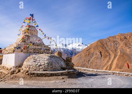 Stupa au village de Kibber, célèbre pour le léopard des neiges du sanctuaire de la faune de Kibber situé à une altitude de 4270 m avec la neige ajoutée Himalaya dans backgrou Banque D'Images