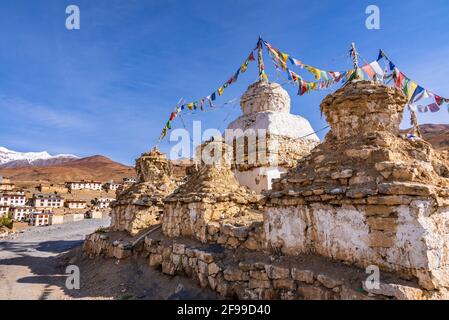 Stupa au village de Kibber, célèbre pour le léopard des neiges du sanctuaire de la faune de Kibber situé à une altitude de 4270 m avec la neige ajoutée Himalaya dans backgrou Banque D'Images