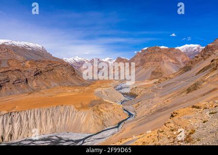 Paysage serein de la vallée de la rivière Spiti avec ravin érodé et pinnacle géologique a traversé la forme de terrain dans le désert froid aride région de TRANS Himalaya Laha Banque D'Images