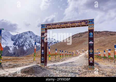 L'entrée du temple de Kunzum Pass à 4,590 m est un Col de haute montagne sur la chaîne de Kunzum de l'Himalaya relie Vallée de Lahaul et vallée de Spiti de Manali Banque D'Images