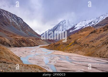 Paysage de la vallée de la rivière Chandra qui confluent avec la rivière bhaga pour former la rivière Chenab à Lahaul Spiti. Spiti est une vallée de montagne désertique froide Banque D'Images