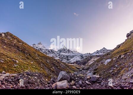 Paysage serein de la neige couverte de montagnes PIR Panjal pendant Crépuscule au coucher du soleil près du col Rohtang en route vers Manali depuis Kaza Ville de Lahaul & Spiti Banque D'Images