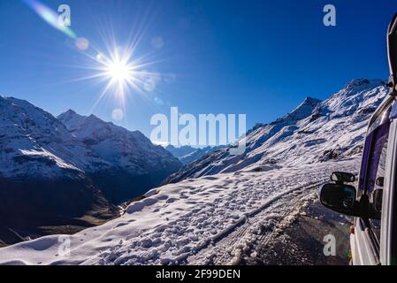 Vue fascinante en route vers le col couvert de neige de Rohtang sur l'autoroute leh Manali, Himachal Pradesh, Inde. Banque D'Images