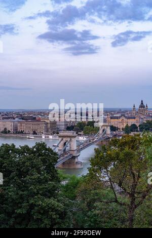 Pont à chaînes sur le Danube à Budapest, Hongrie Banque D'Images