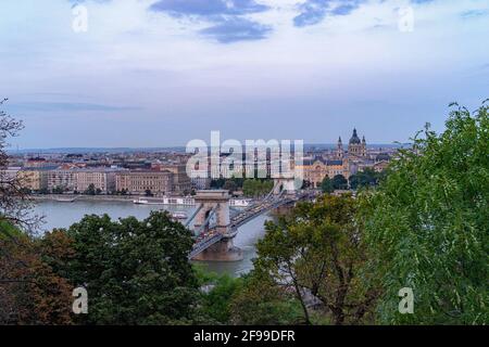 Pont à chaînes sur le Danube à Budapest, Hongrie Banque D'Images