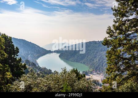 Le lac Nainital est un corps naturel d'eau douce formé par la tectonique. C'est une destination touristique populaire pour profiter des vacances parmi les touristes qui visitent la plupart p Banque D'Images