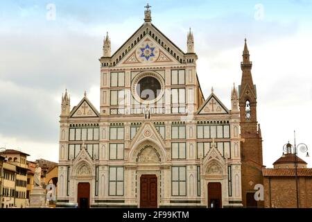 Italie, Florence, l'église Santa Croce est une basilique construite au XIIIe siècle, c'est la plus grande église franciscaine du monde. Banque D'Images